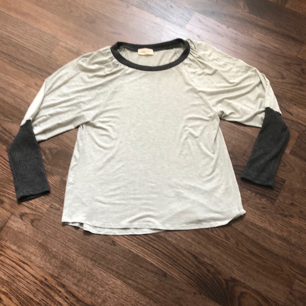 Raw Edge brand full sleeve top!